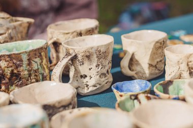 Seramik bardak. Özel el yapımı hediyelik eşya dükkanı ya da pazar günü. Seçici odaklanma. bit pazarı
