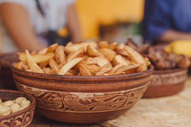 Uluslararası sokak yemekleri festivalinde geleneksel Ukrayna çömlekçiliğinde patates kızartması, et ve barbekü satılığa çıkarıldı..