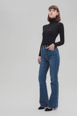 Stüdyoda beyaz arka planda modellik yapan kadınlar. Kısa saçlı, profesyonel bir manken. Moda, podyum.