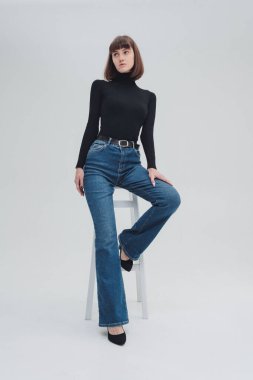 Stüdyoda beyaz arka planda modellik yapan kadınlar. Kısa saçlı, profesyonel bir manken. Moda, podyum.