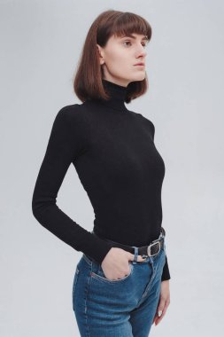 Stüdyoda beyaz arka planda modellik yapan kadınlar. Kısa saçlı, profesyonel bir manken. Moda, podyum.