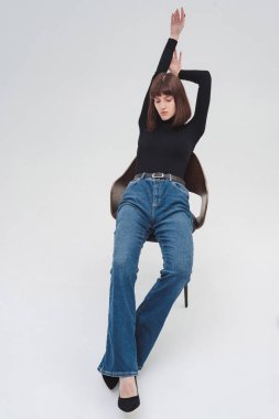 Stüdyoda beyaz arka planda modellik yapan kadınlar. Kısa saçlı, profesyonel bir manken. Moda, podyum.