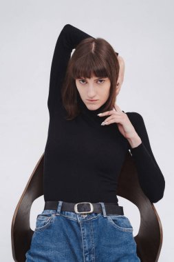 Stüdyoda beyaz arka planda modellik yapan kadınlar. Kısa saçlı, profesyonel bir manken. Moda, podyum.