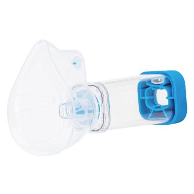 Beyaz arkaplanda şeffaf astım spreyi izole edildi.