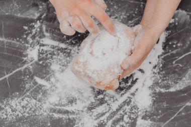 Ellerinde taze pişmiş ev yapımı ciabatta ekmeği olan tanınmayan kadın elleri.
