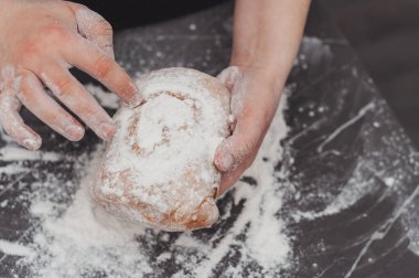 Ellerinde taze pişmiş ev yapımı ciabatta ekmeği olan tanınmayan kadın elleri.