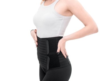 beyaz izole arka destek kemer giyen kadın