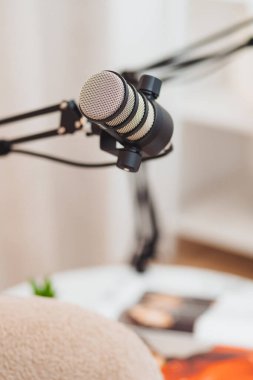 Röportaj, podcast ya da canlı yayın için mikrofon. Seçici odak, kapat.