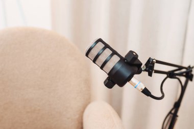 Rahat bir odada, podcastlarda ya da canlı yayınlarda röportaj yapmak için mikrofon. Seçici odak, kapat.