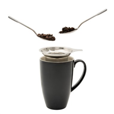 İki kaşık kahve çekirdeği ve fincanın üzerinde öğütülmüş kahve, yumuşak bir sabahta nefis bir fincan demleme sanatını sergiliyor..