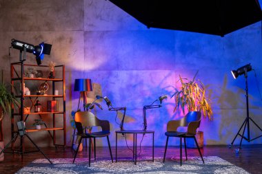 Davetli bir podcast stüdyosu meşgul edici bir röportaj için hazırlanıyor..