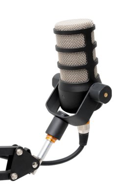 Ayarlanabilir bir koldaki iyi konumlanmış bir mikrofon podcast stüdyosunda kullanılmaya hazırdır. Ayarda, ses içeriğinin kaydedilmesi için uygun olan sağlam berraklık ve profesyonellik vurgulanıyor.