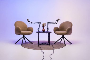İki rahat sandalye birbirine mikrofonla dönük olacak ve podcast röportajı için davet edici bir alan yaratacak..