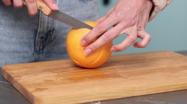 Portakalları taze bir aperatif için hazırlamak ya da mutfak ortamında dikkatli kesim teknikleri kullanmak.