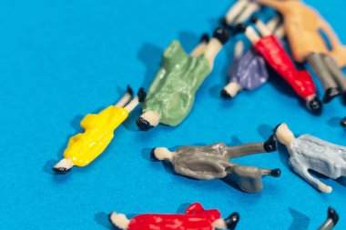 Renkli minyatür heykelcikler, düzensiz, çeşitli, gerçeküstü insan figürlerini dinamik ve fütürist bir ortamda sergileyen soyut bir kalabalığı tasvir ediyor..