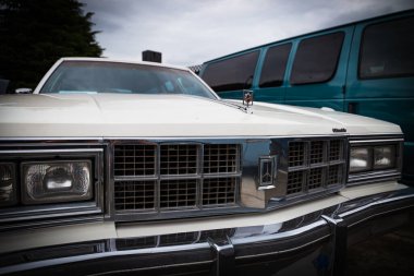 Klasik çizgileri ve klasik çekiciliğiyle Oldsmobile 'in zamansız zarafeti, Amerikan araba fuarındaki araba tutkunlarının hayranlığını çekiyor.