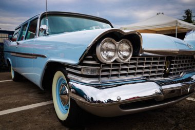 Plymouth İstasyon Vagonu, eski tasarımı ve geniş iç tasarımı ile, Amerikan araba fuarındaki araba meraklılarının dikkatini çeker,