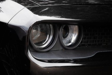 Dodge Challenger 'ın çarpıcı ön farları, cesur tasarımı ve yoğun aydınlatmalarıyla, Amerikan araba fuarındaki izleyicileri cezbediyor.