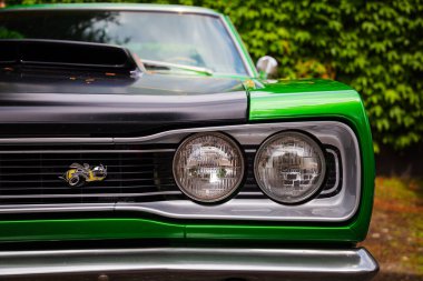 Dodge Coronet Super Bee, güçlü motoru ve klasik kaslı araba tasarımıyla Amerikan araba fuarındaki izleyicileri cezbediyor.