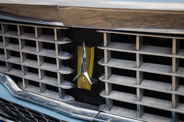 Plymouth İstasyon Vagonu, eski tasarımı ve geniş iç tasarımı ile, Amerikan araba fuarındaki araba meraklılarının dikkatini çeker,