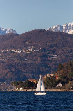 Dağlık Geçmişi ve Manzaralı Köyü olan bir gölde yelkenli.