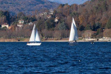 Forested Hills ve Autumn Scenery ile Picturesque Gölü 'nde yelkenliler.