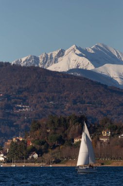 Görkemli Karlı Dağ Tepeleri Altındaki Manzaralı Göl 'de Yelkenli Tekne