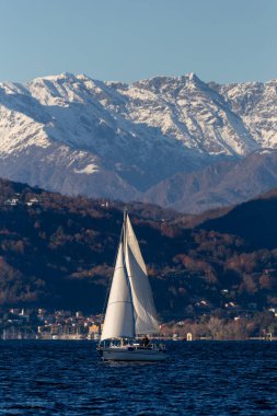 Serene Gölü 'ndeki yelkenli. Muhteşem Kar Kaplama Dağ Arkaplanı.