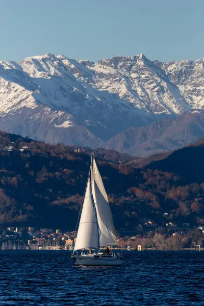 Serene Gölü 'ndeki yelkenli. Muhteşem Kar Kaplama Dağ Arkaplanı.