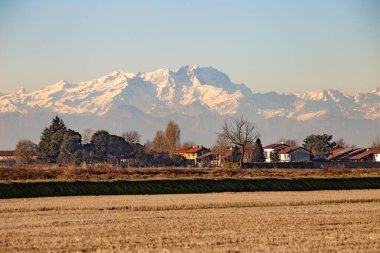 Karlı Alp Dağları 'nın tuhaf köyü ve geniş tarlaları ile manzarası