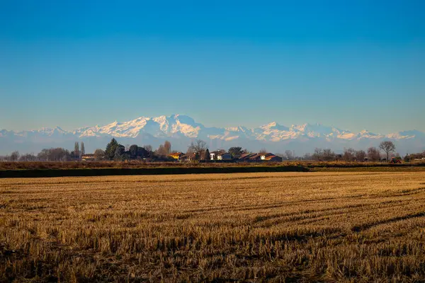 Kırsal Tarım Alanlarının ve Köy Evlerinin Arkasında Karla Kaplanmış Dağ Sırası