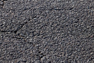 Görünür Çatlaklar ve Çakıl Taşları ile Görünür Asfalt Yüzeyini Kapat