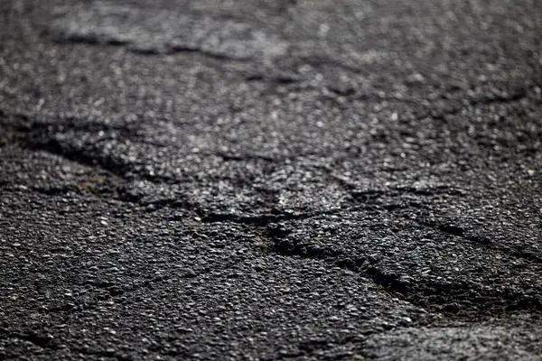Asfalt Yolu 'nun Çatlak ve Dokuları Olan Yüzeyinin Kapanışı