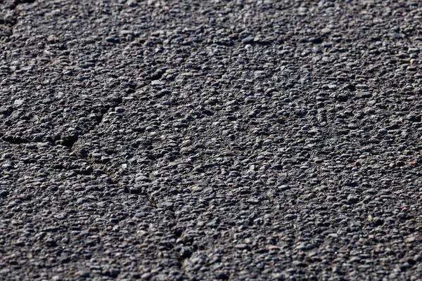 Görünür Çatlaklar ve Çakıl Taşları ile Görünür Asfalt Yüzeyini Kapat