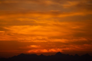 Dağ Siluetinin Üzerinde Altın Gün Batımı Ateşli Turuncu Gökyüzü