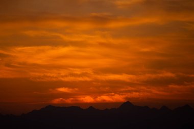 Görkemli Dağ Siluetleri Canlı Günbatımı Gökyüzü Altında