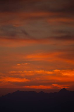 Canlı Günbatımı Gökyüzü Altındaki Dağların Huzurlu Silueti