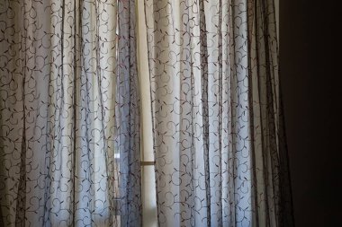 Doğal Gün Işığında Dekoratif Desenli Zarif Perdeler