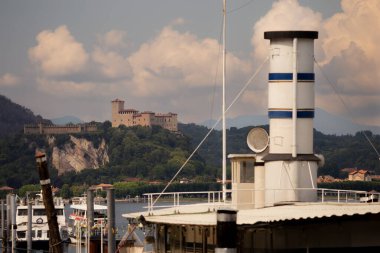 Castle ve Boat Chimney ile Resimli Rıhtım Sahnesi