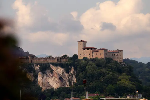 Tepedeki Antik Şato Bulutlu Gökyüzüne Karşı Ağaçlarla çevrili