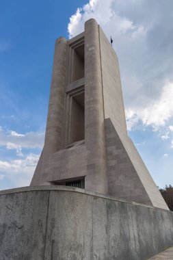 Mavi Gök 'e Karşı Büyük Beton Anıt Dramatik Bulutlarla