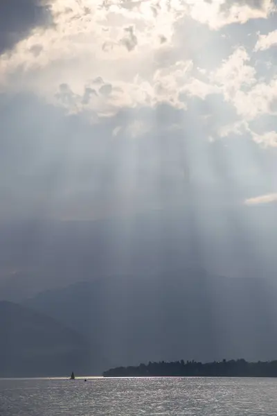 Güneşin Altında Parlayan Göl Huzurla Dolu Huzurlu Ufuklarla Dolu
