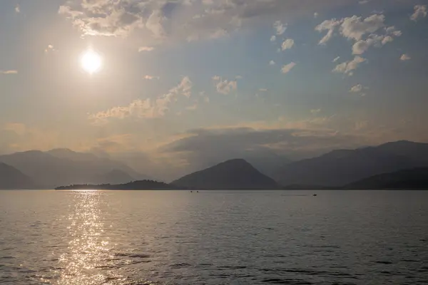 Sakin Göl Üzerinde Sakin Gün Batımı Manzaralı Dağ Manzarası ve Rahatlatıcı Atmosfer