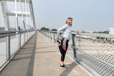 Kanserden kurtulan genç bir kadın hastalıktan sonra yaşam tarzını değiştirmeye karar verir ve her sabah yeni bir hayat rutini olarak çalışmaya başlar. Kadın antrenmanı sağlık ve mutluluk için açık havada..