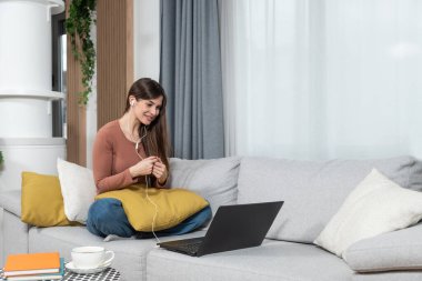 Genç başarılı serbest çalışan kadın dizüstü bilgisayarda bedava iş ve finansal tavsiyelerde bulunuyor. Kadın pazarlama uzmanı, konferansta küçük işletme ile ilgili insanlara yardım ediyor..