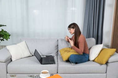 Genç başarılı serbest çalışan kadın dizüstü bilgisayarda bedava iş ve finansal tavsiyelerde bulunuyor. Kadın pazarlama uzmanı, konferansta küçük işletme ile ilgili insanlara yardım ediyor..