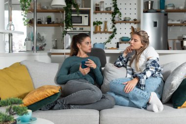 Genç lezbiyen çiftin, sosyal medya ağları aracılığıyla akıllı telefonlarda sohbet ve flörtten kaynaklanan kıskançlık, ilişki sorunları ve güvensizlik nedeniyle bir sorunu var..