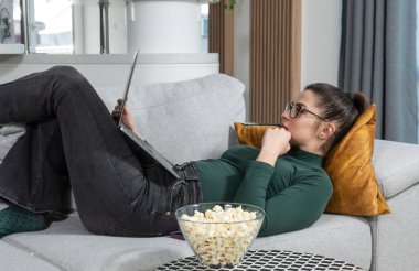 Serbest çalışan genç bir iş kadını evde oturmuş patlamış mısır yiyor ve internetten sipariş ve kazanç arttıran küçük bir gemicilik şirketinin istatistiklerini izliyor. Başarılı bir iş adamı.. 