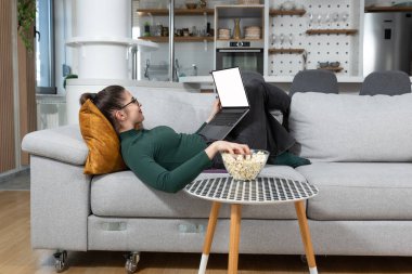 Serbest çalışan genç bir iş kadını evde oturmuş patlamış mısır yiyor ve internetten sipariş ve kazanç arttıran küçük bir gemicilik şirketinin istatistiklerini izliyor. Başarılı bir iş adamı.. 