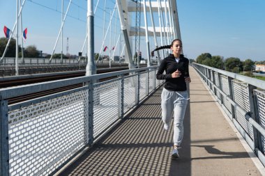 Genç okul ya da üniversite öğrencisi açık havada egzersiz yapan genç kızların sabah rutinine uyuyor. Çalışmadan önce sağlıklı yaşam için spor yapan bir kadın sporcuydu..